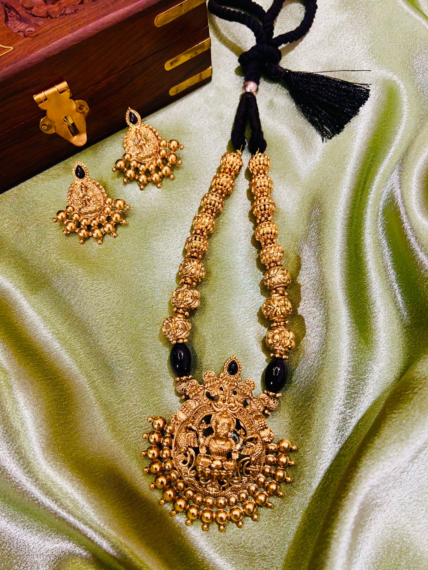 SriVaibhavi Pendant Short Haaram