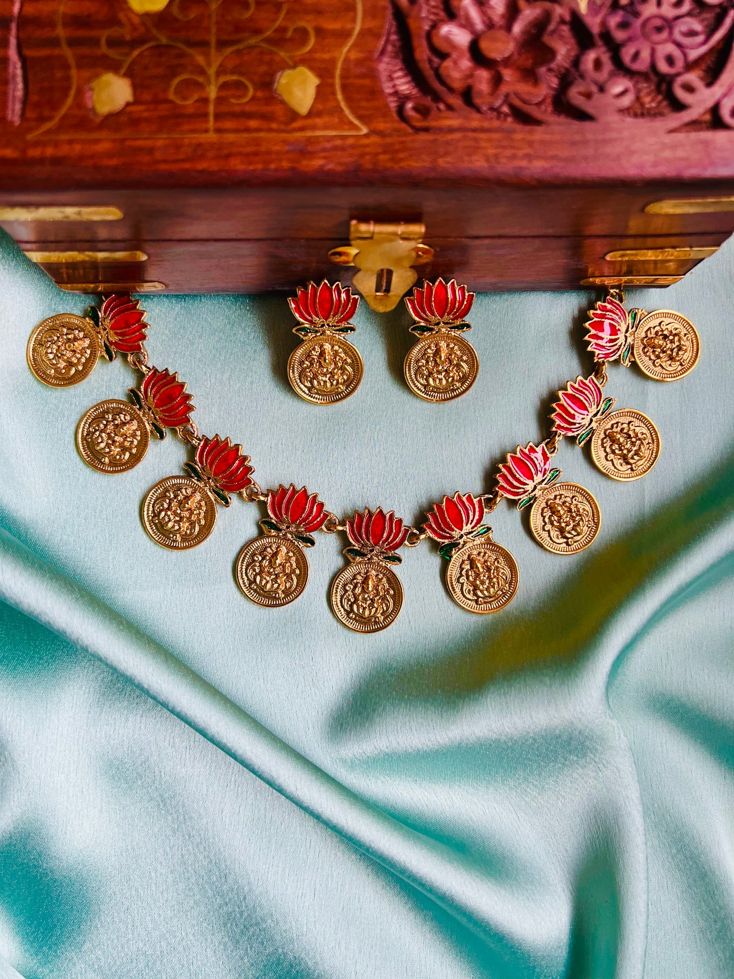 Lotus-Coin Necklace Set