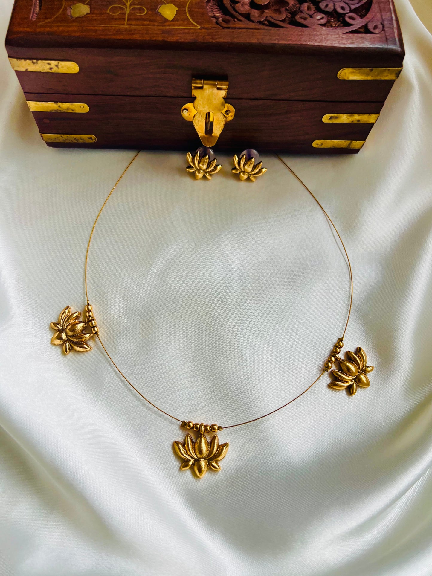 Golden Lotus Invisible Chain