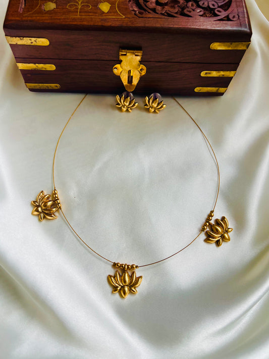 Golden Lotus Invisible Chain